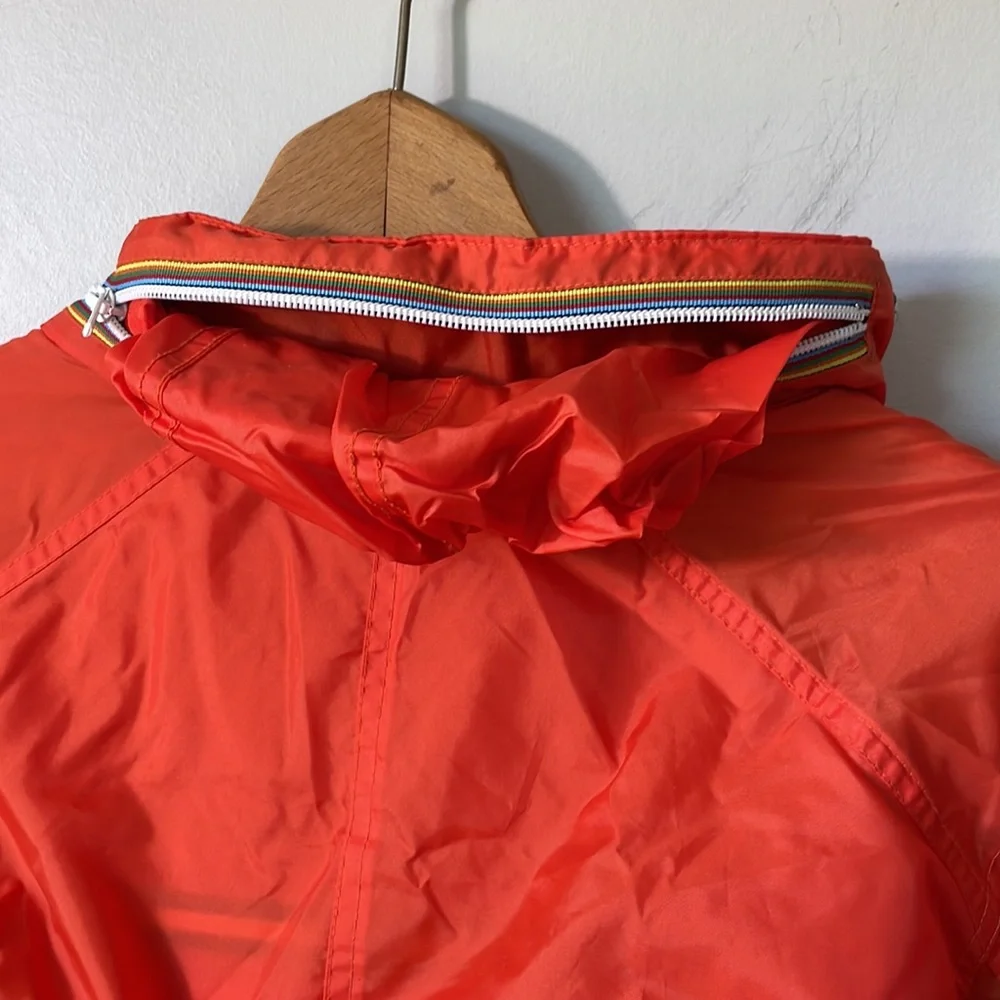 Gap kids packable hooded windbreaker with jersey lining in size 6-8. Ex. Cond